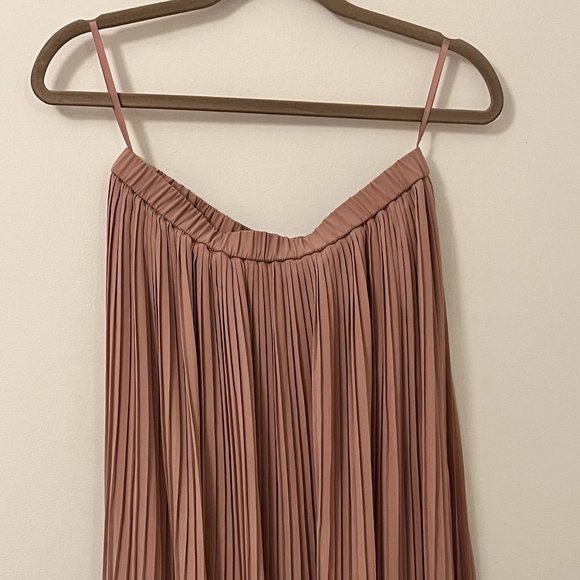Uniqlo pink pleated skirt, size medium - Picture 3 of 5